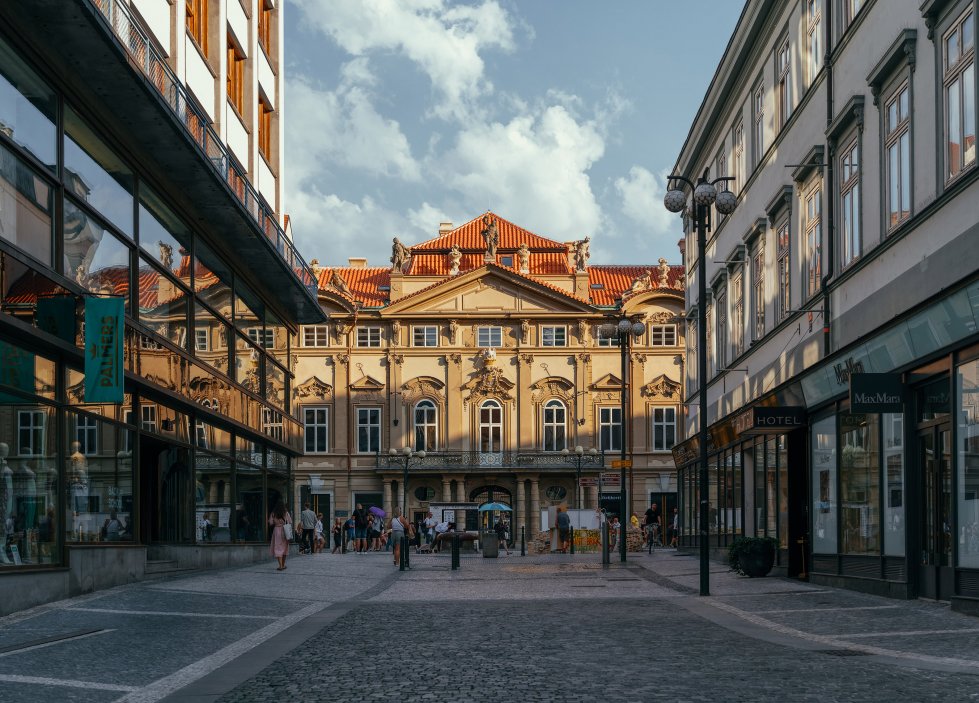 Do pečlivé rekonstrukce paláce, který je někdy označován i jako palác Sylva-Taroucca, Crestyl investoval přes půl miliardy korun. Financování zajistila Trinity Bank.