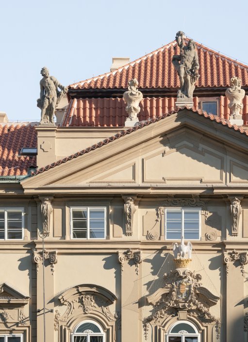 Do pečlivé rekonstrukce paláce, který je někdy označován i jako palác Sylva-Taroucca, Crestyl investoval přes půl miliardy korun. Financování zajistila Trinity Bank.