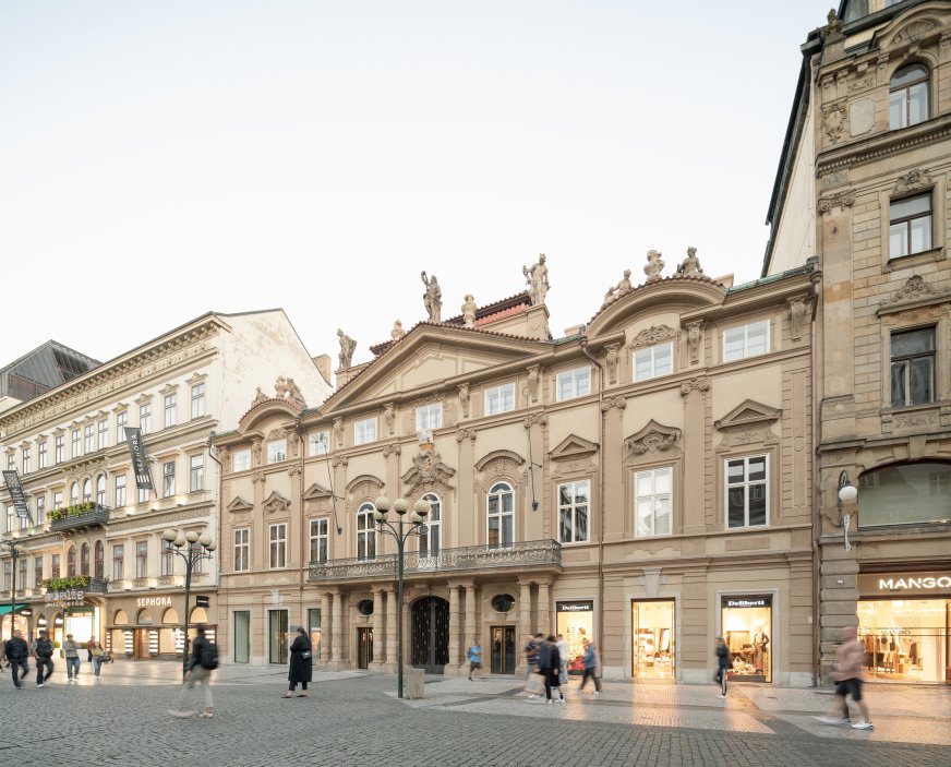 Do pečlivé rekonstrukce paláce, který je někdy označován i jako palác Sylva-Taroucca, Crestyl investoval přes půl miliardy korun. Financování zajistila Trinity Bank.
