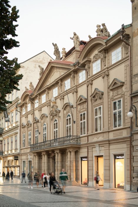 Do pečlivé rekonstrukce paláce, který je někdy označován i jako palác Sylva-Taroucca, Crestyl investoval přes půl miliardy korun. Financování zajistila Trinity Bank.