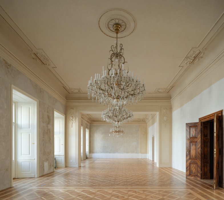 Do pečlivé rekonstrukce paláce, který je někdy označován i jako palác Sylva-Taroucca, Crestyl investoval přes půl miliardy korun. Financování zajistila Trinity Bank.