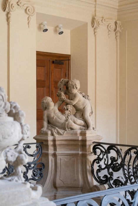 Do pečlivé rekonstrukce paláce, který je někdy označován i jako palác Sylva-Taroucca, Crestyl investoval přes půl miliardy korun. Financování zajistila Trinity Bank.