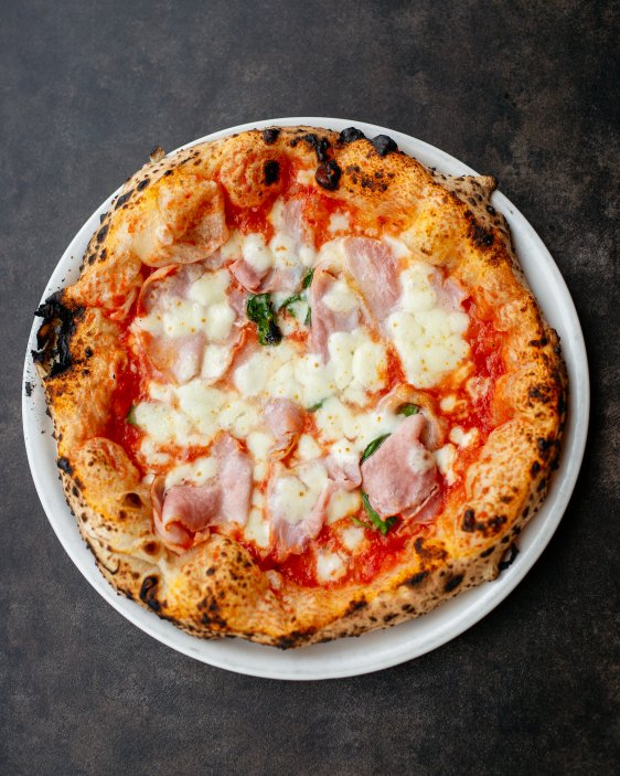 Pizza Nuova si získala uznání i za hranicemi Česka – v letech 2023–2025 byla opakovaně zařazena do prestižního žebříčku 50 Top Pizza Europe, který mapuje nejlépe hodnocené pizzerie v Evropě (mimo Itálie). Aktuálně se Pizza Nuova pyšní 27. místem.