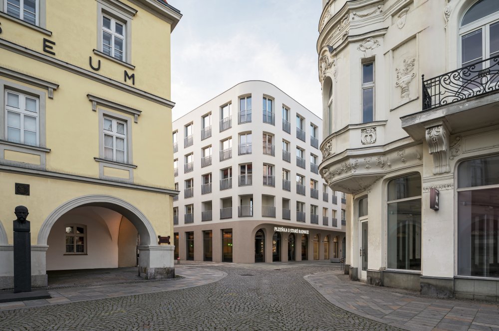 Místo (dekády využívané jako povrchové parkoviště) je ve středověkém jádru města Ostravy. V těsné blízkosti hl. náměstí TGM a Staré radnice. Je vymezeno ulicemi Velkou, Pivovarskou, Muzejní a Dlouhou. Blok Nové Lauby je kompaktní solitérní strukturou. (ateliér znamení čtyř-architekti)