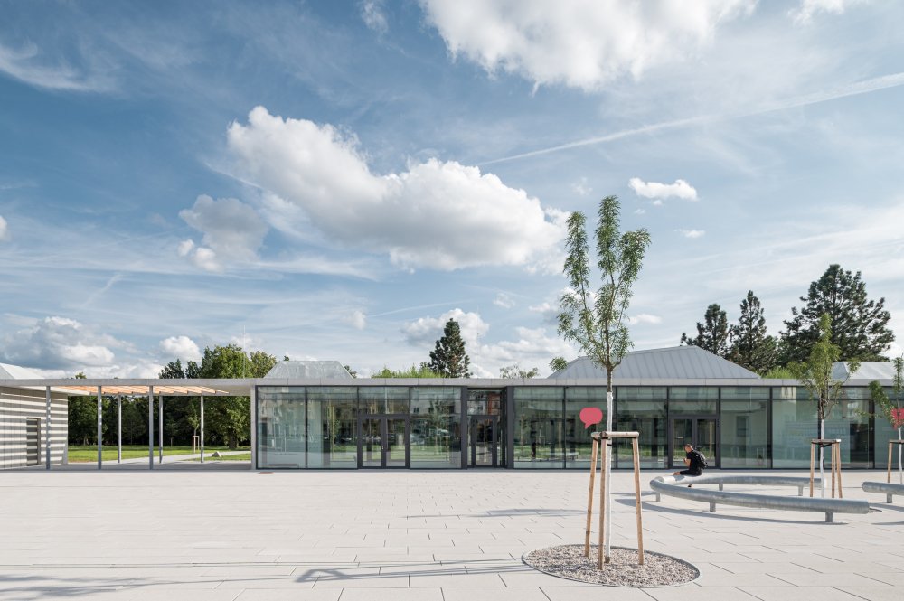 Revitalizace území bývalé točny tramvajové linky č. 4 byla příležitostí doplnit Borský park o chybějící zázemí a vytvořit adekvátní vstup do největšího plzeňského parku. (ateliér SPORADICAL)