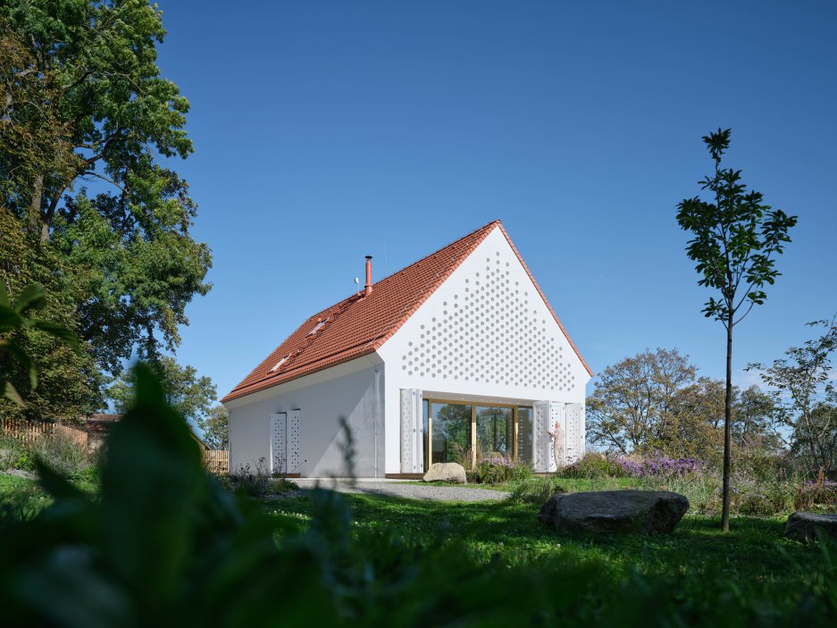 Dům Oskar vyrostl ve velkorysé užitkové zahradě, která původně náležela k sousedícímu zámku v jihočeské vesnici Kamenná Lhota. Silné genius loci umocňuje torzo barokní stodoly, staleté vzrostlé stromy a kamenná zeď, která lemuje rozlehlý památkově chráněný pozemek ústící do malebné venkovské krajiny. (ateliér Jan Žaloudek Architekt)