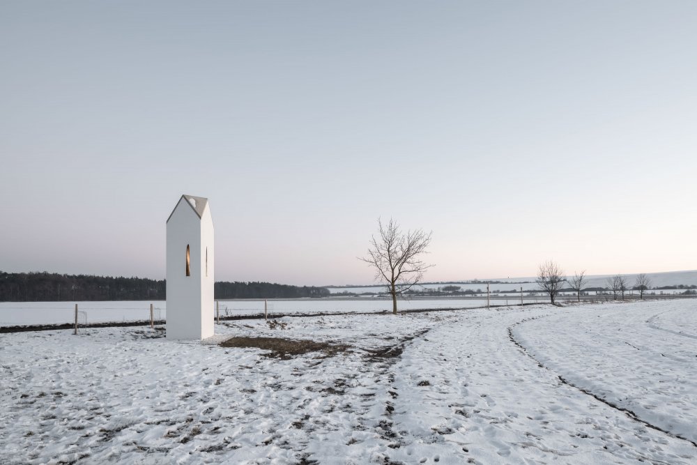 Obec Čečelice se nachází v malebné krajině mezi Mělníkem, Brandýsem nad Labem–Starou Boleslaví a Kostelcem nad Labem. Její historický původ dokládá řada dochovaných památek, mezi nimiž vyniká kostel sv. Havla s románským jádrem ze 12. století. Okolní krajina je hluboce formována historickým osídlením a lidskou činností, jejíž stopy a znaky můžeme nazvat pamětí krajiny. (ateliér Chrama)