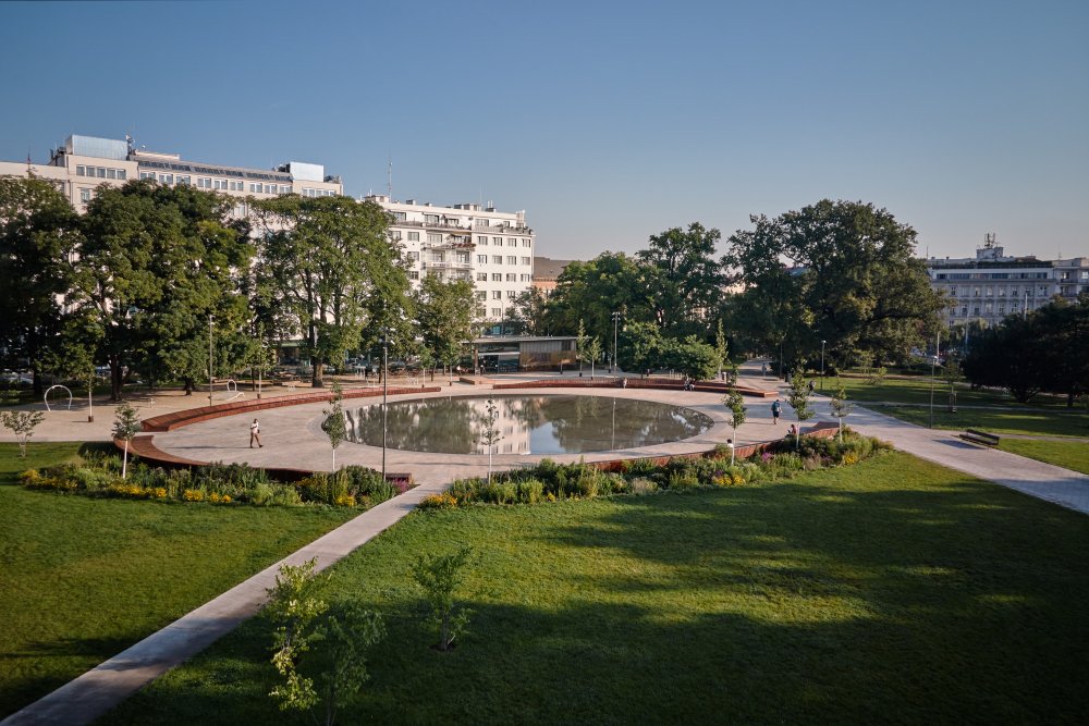 Park na Moravském náměstí v Brně (ateliér CONSEQUENCE FORMA architects)