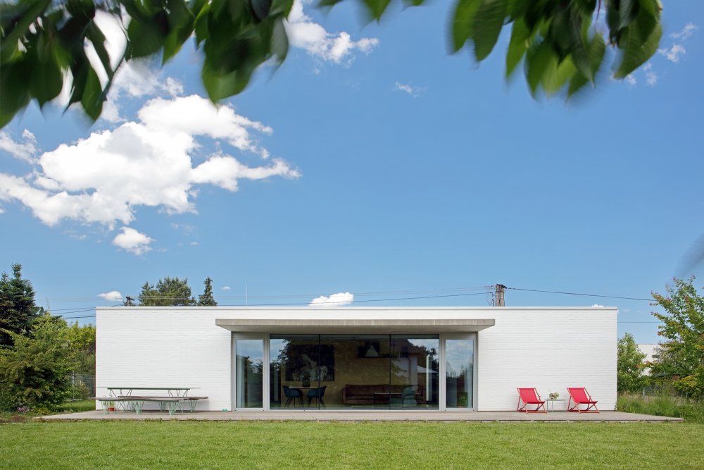 Dům pro dva architekty a jejich děti, dům pro nás. Na místě cihlového domu po praprababičce. Nenáročný na metry čtverečné a technologie. Náročný na kompaktnost, jednoduché hmoty a přiznané materiály. (bydloarchitekti)