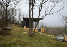 Veritas jsou dva malé dřevěné objekty – chata a sauna, se společnou terasou na pozemku ukrytém mezi vinicemi na dohled od českého středohoří. Velkoryse navržené, ale skromně zasazené do okolního terénu a mezi stromy. (ateliér not at all office)