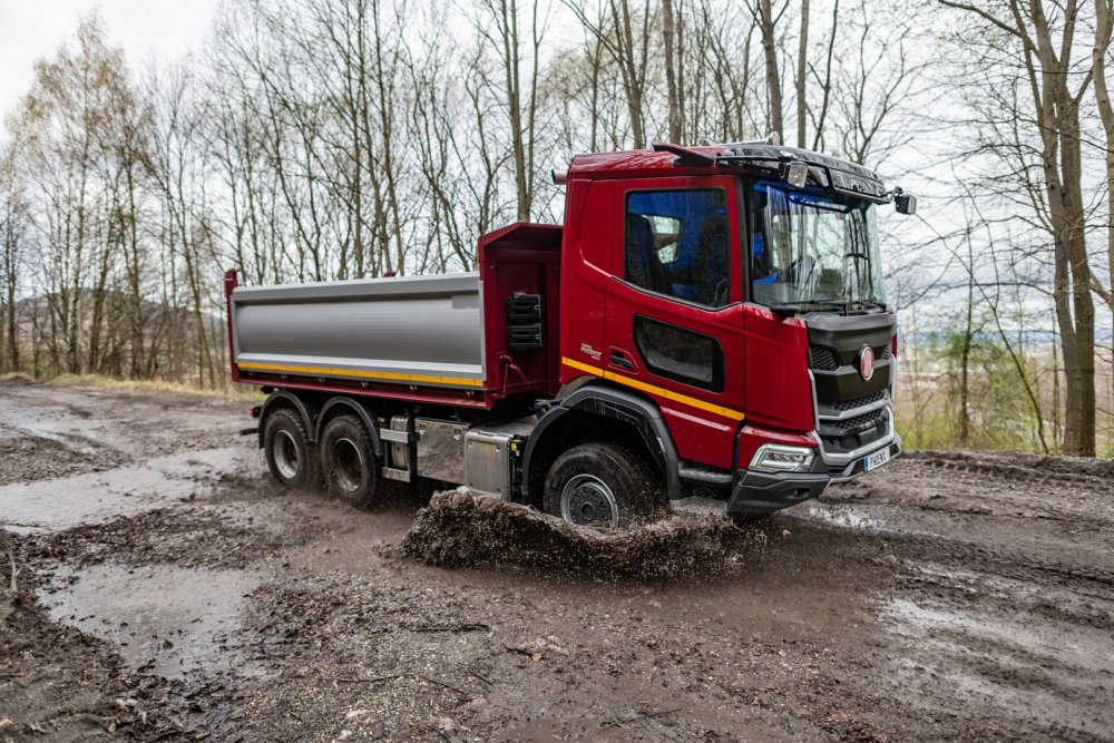 Automobilka Tatra Trucks z Kopřivnice na Novojičínsku chystá investice za více než 7,3 miliardy korun. Cílem je zvýšit výrobní kapacitu až na 3000 vozidel ročně, posílit konkurenceschopnost na globálních trzích.