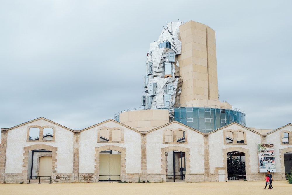 Luma Tower je součástí kreativní čtvrti Luma Foundation ve francouzském Arles, která vznikla na místě opuštěného železničního depa.
