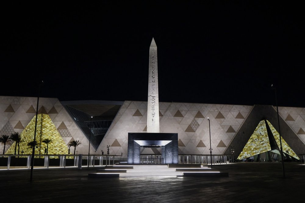 Nový muzejní komplex se nachází pouhé dva kilometry od pyramid v Gíze, zabírá celkovou plochu 500 000 metrů čtverečních a je domovem největší archeologické sbírky na světě.