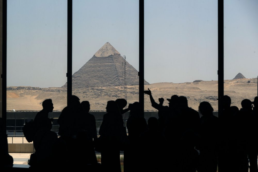 Nový muzejní komplex se nachází pouhé dva kilometry od pyramid v Gíze, zabírá celkovou plochu 500 000 metrů čtverečních a je domovem největší archeologické sbírky na světě.
