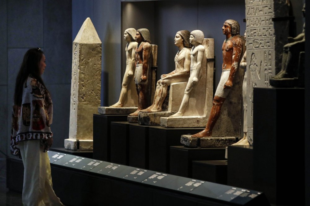 Nový muzejní komplex se nachází pouhé dva kilometry od pyramid v Gíze, zabírá celkovou plochu 500 000 metrů čtverečních a je domovem největší archeologické sbírky na světě.