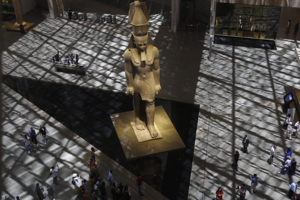 Nový muzejní komplex se nachází pouhé dva kilometry od pyramid v Gíze, zabírá celkovou plochu 500 000 metrů čtverečních a je domovem největší archeologické sbírky na světě.