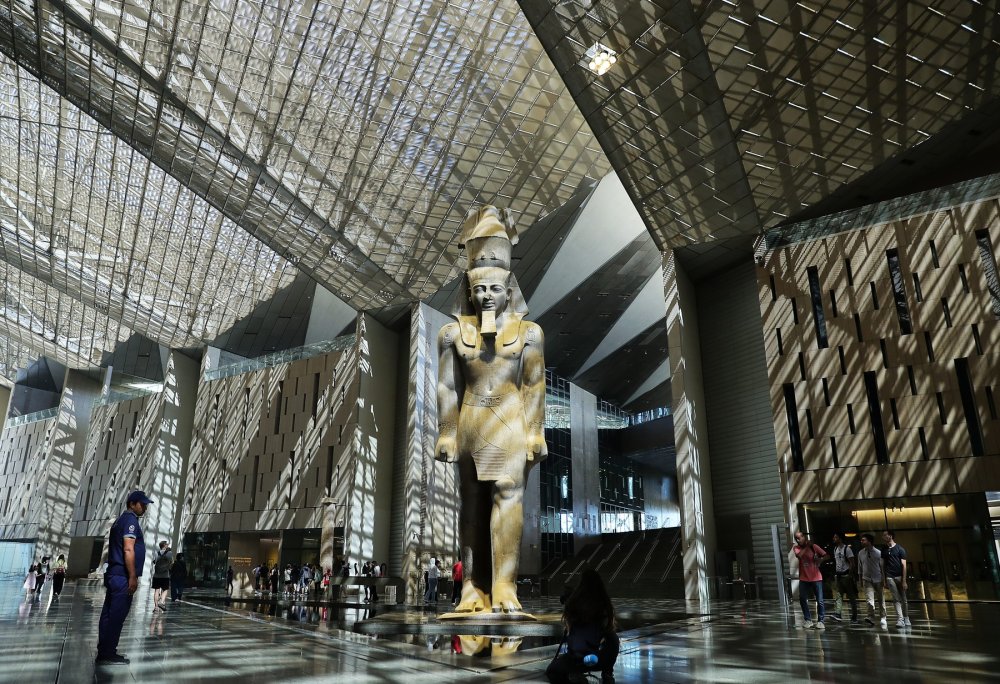 Nový muzejní komplex se nachází pouhé dva kilometry od pyramid v Gíze, zabírá celkovou plochu 500 000 metrů čtverečních a je domovem největší archeologické sbírky na světě.