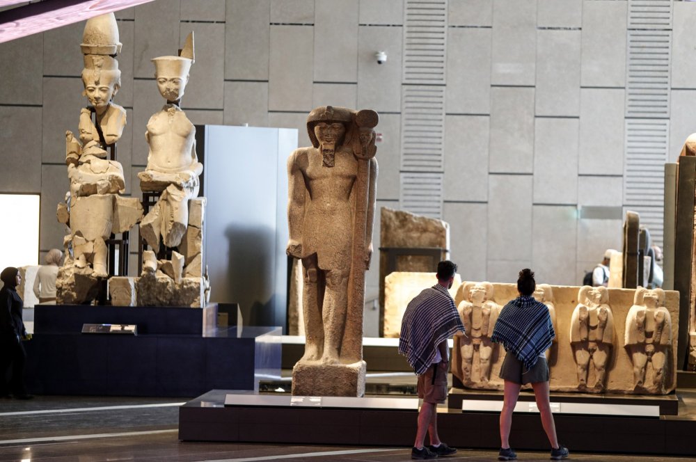 Nový muzejní komplex se nachází pouhé dva kilometry od pyramid v Gíze, zabírá celkovou plochu 500 000 metrů čtverečních a je domovem největší archeologické sbírky na světě.