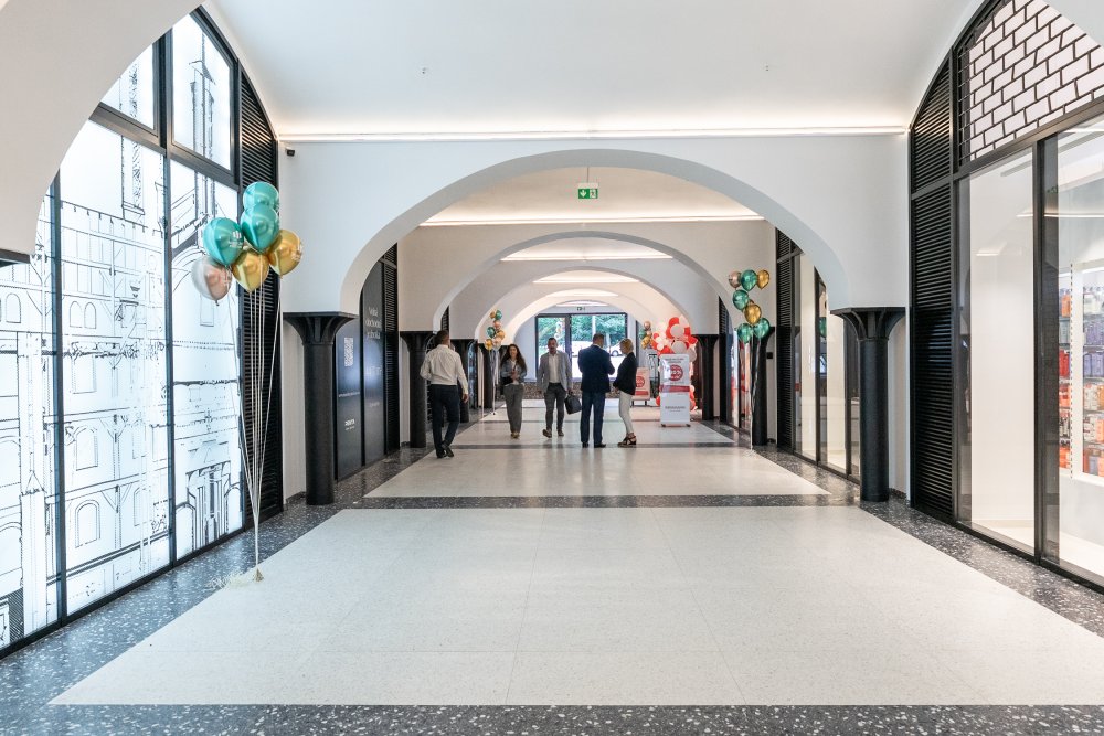 Rekonstrukce budov probíhala s důrazem na zachování původních architektonických prvků, jako jsou sloupořadí, klenby, původní trámové konstrukce, fasády, komíny a další historické detaily, které dodávají celému souboru budov jedinečný charakter.