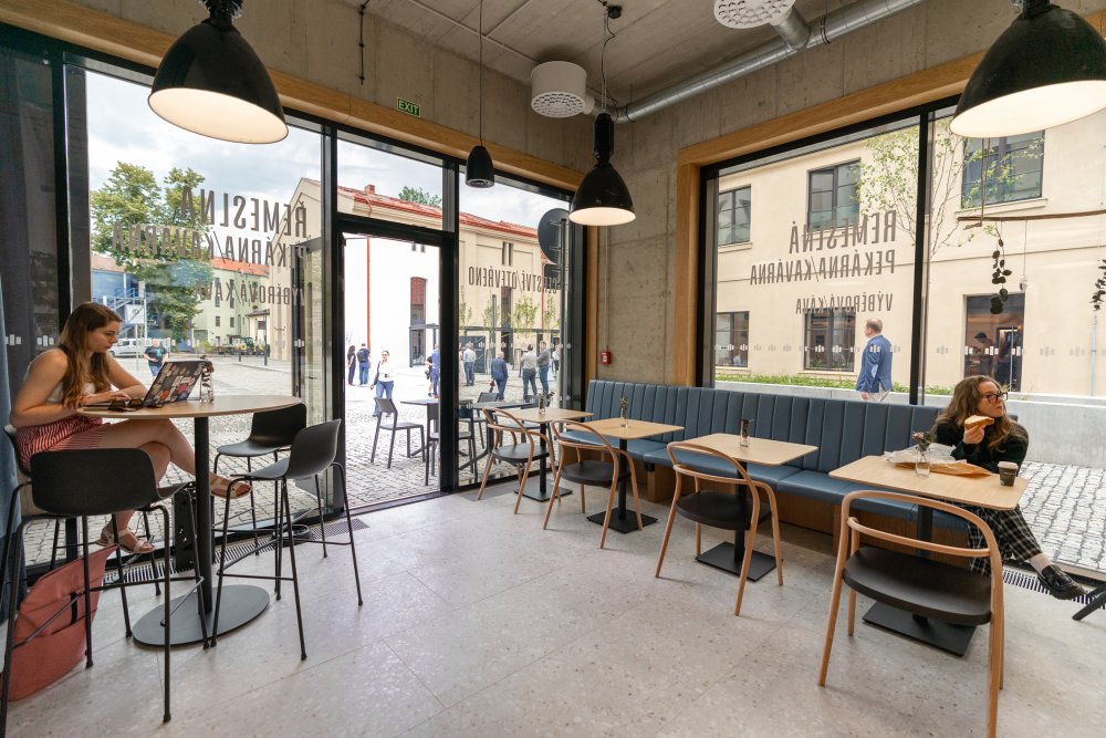 Rekonstrukce budov probíhala s důrazem na zachování původních architektonických prvků, jako jsou sloupořadí, klenby, původní trámové konstrukce, fasády, komíny a další historické detaily, které dodávají celému souboru budov jedinečný charakter.