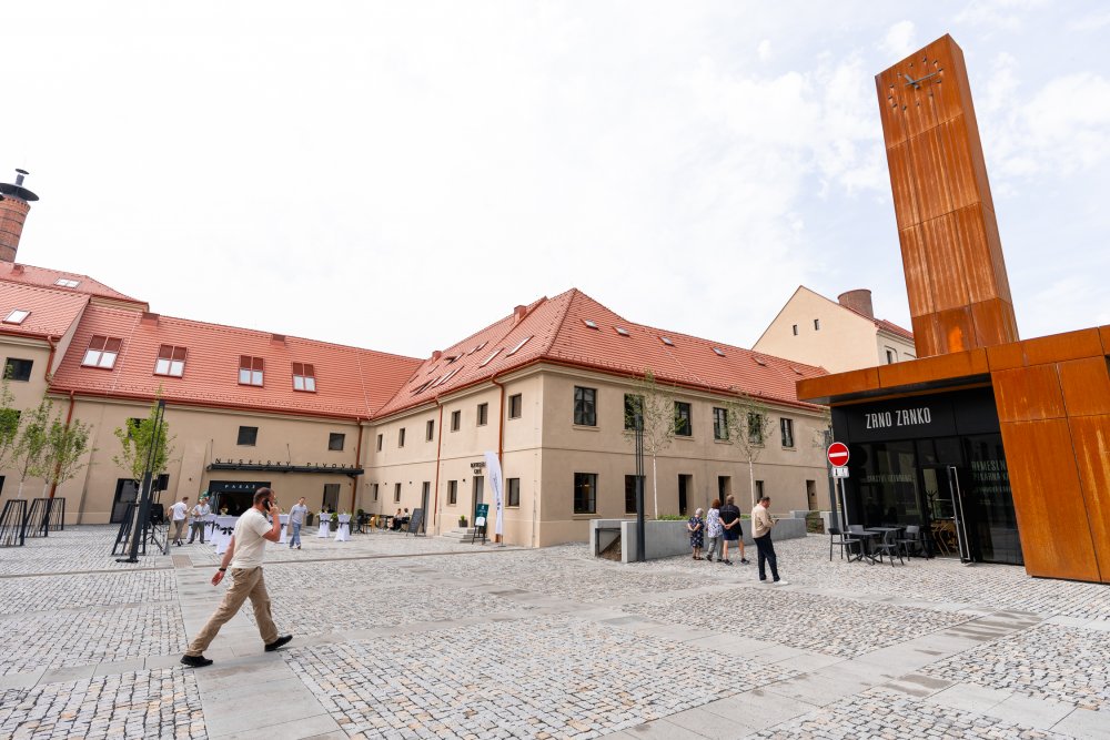 Rekonstrukce budov probíhala s důrazem na zachování původních architektonických prvků, jako jsou sloupořadí, klenby, původní trámové konstrukce, fasády, komíny a další historické detaily, které dodávají celému souboru budov jedinečný charakter.