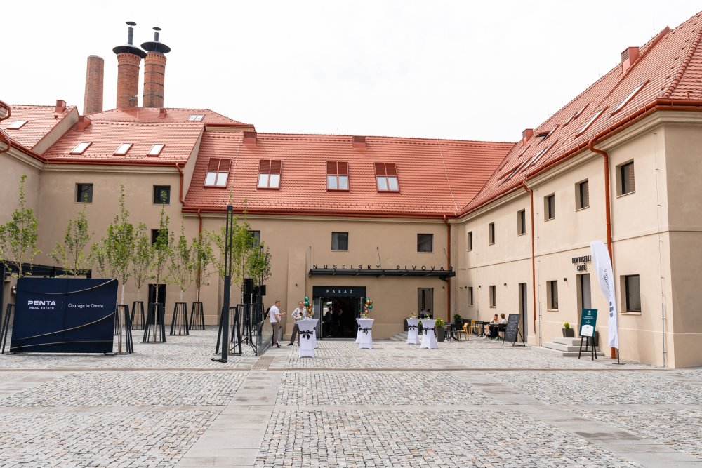 Rekonstrukce budov probíhala s důrazem na zachování původních architektonických prvků, jako jsou sloupořadí, klenby, původní trámové konstrukce, fasády, komíny a další historické detaily, které dodávají celému souboru budov jedinečný charakter.