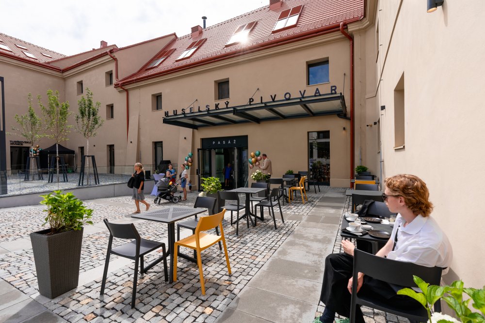 Rekonstrukce budov probíhala s důrazem na zachování původních architektonických prvků, jako jsou sloupořadí, klenby, původní trámové konstrukce, fasády, komíny a další historické detaily, které dodávají celému souboru budov jedinečný charakter.