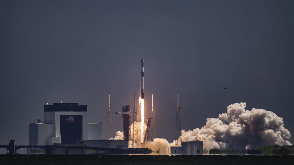 K Mezinárodní vesmírné stanici (ISS) po řadě odkladů odstartovala soukromá mise společnosti Axiom Space. Posádku tvoří Polák, Maďar, Ind a Američanka.