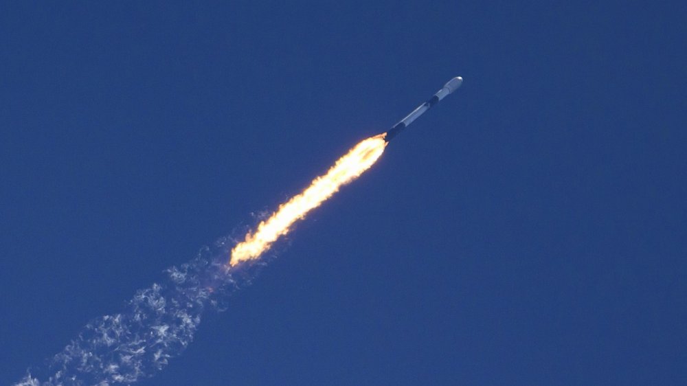 K Mezinárodní vesmírné stanici (ISS) po řadě odkladů odstartovala soukromá mise společnosti Axiom Space. Posádku tvoří Polák, Maďar, Ind a Američanka.