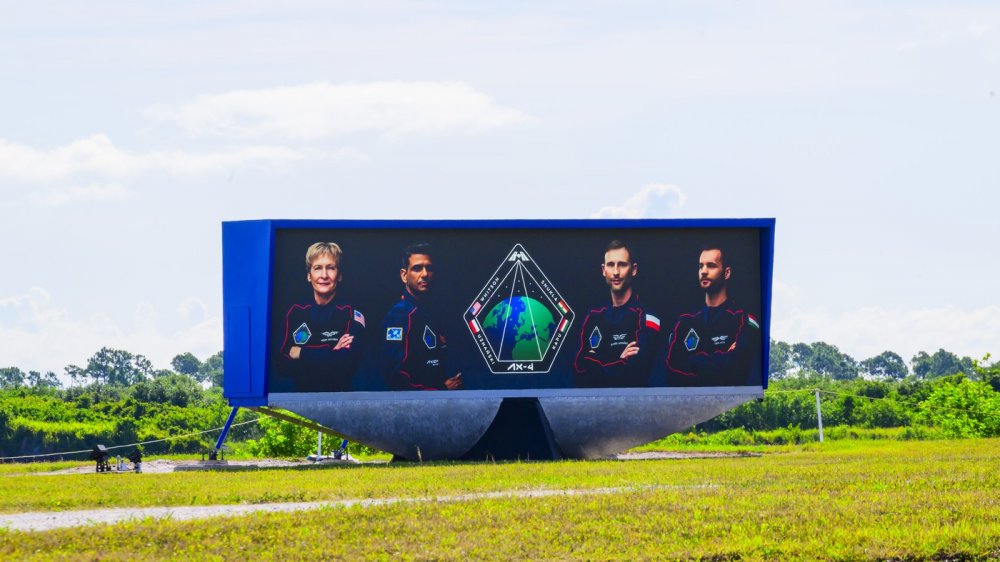 K Mezinárodní vesmírné stanici (ISS) po řadě odkladů odstartovala soukromá mise společnosti Axiom Space. Posádku tvoří Polák, Maďar, Ind a Američanka.