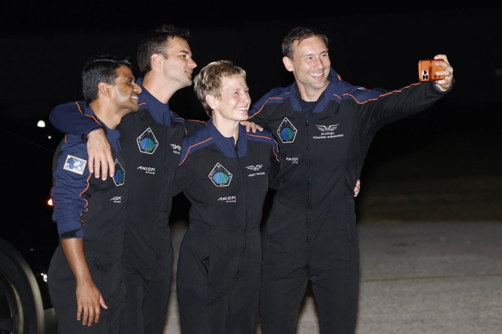 K Mezinárodní vesmírné stanici (ISS) po řadě odkladů odstartovala soukromá mise společnosti Axiom Space. Posádku tvoří Polák, Maďar, Ind a Američanka.