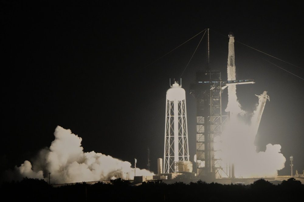 K Mezinárodní vesmírné stanici (ISS) po řadě odkladů odstartovala soukromá mise společnosti Axiom Space. Posádku tvoří Polák, Maďar, Ind a Američanka.