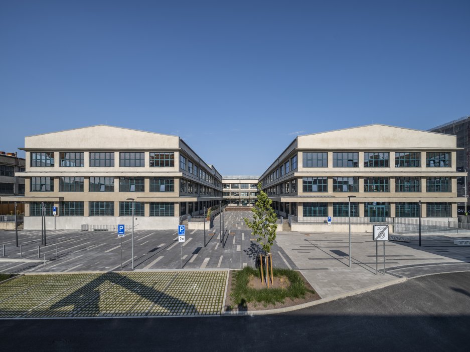 Budova E Factory, která vznikla mezi lety 1930–1933 podle návrhu architekta Josefa Kalouse a je od roku 2003 chráněnou kulturní památkou.