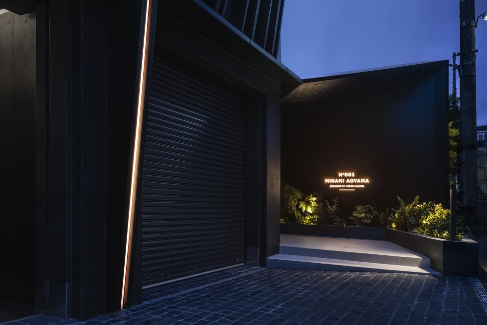 Aston Martin dnes oznámil otevření své první ultraluxusní rezidence v Asii dokončením projektu N°001 Minami Aoyama v Tokiu. Čtyřpatrová soukromá rezidence, která je výsledkem partnerství mezi předním japonským developerem luxusních nemovitostí VIBROA Inc. a společností Aston Martin, se nachází ve velmi žádané tokijské čtvrti Omotesandō.