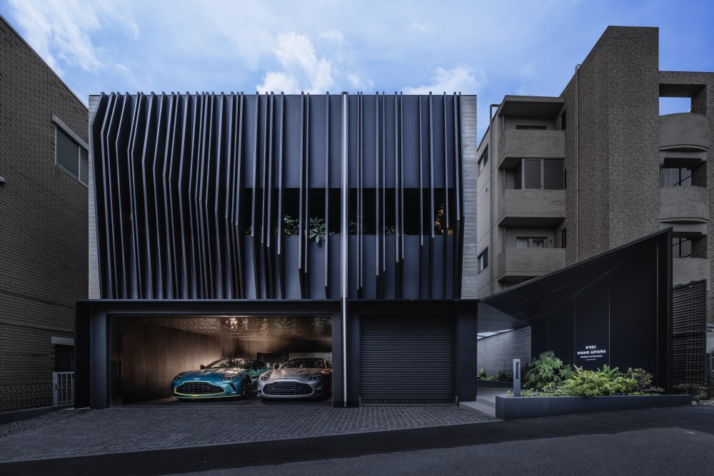 Aston Martin dnes oznámil otevření své první ultraluxusní rezidence v Asii dokončením projektu N°001 Minami Aoyama v Tokiu. Čtyřpatrová soukromá rezidence, která je výsledkem partnerství mezi předním japonským developerem luxusních nemovitostí VIBROA Inc. a společností Aston Martin, se nachází ve velmi žádané tokijské čtvrti Omotesandō.