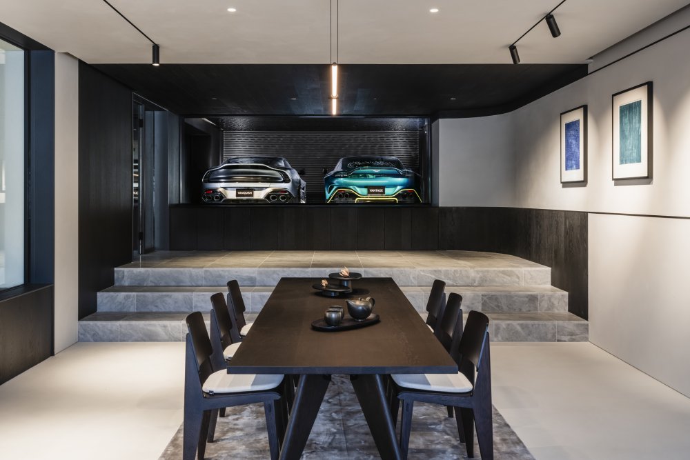 Aston Martin dnes oznámil otevření své první ultraluxusní rezidence v Asii dokončením projektu N°001 Minami Aoyama v Tokiu. Čtyřpatrová soukromá rezidence, která je výsledkem partnerství mezi předním japonským developerem luxusních nemovitostí VIBROA Inc. a společností Aston Martin, se nachází ve velmi žádané tokijské čtvrti Omotesandō.