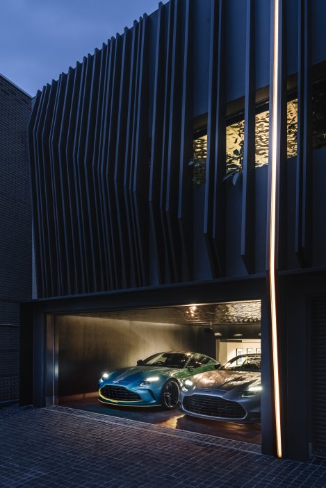 Aston Martin dnes oznámil otevření své první ultraluxusní rezidence v Asii dokončením projektu N°001 Minami Aoyama v Tokiu. Čtyřpatrová soukromá rezidence, která je výsledkem partnerství mezi předním japonským developerem luxusních nemovitostí VIBROA Inc. a společností Aston Martin, se nachází ve velmi žádané tokijské čtvrti Omotesandō.