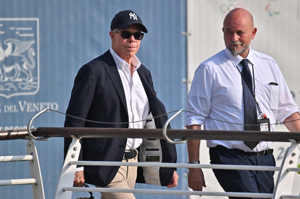Americký módní návrhář Tommy Hilfiger je mezi hosty. V Benátkách probíhá třídenní svatební oslava amerického miliardáře a zakladatele internetového obchodního domu Amazon Jeffa Bezose a novinářky a televizní moderátorky Lauren Sánchezové.