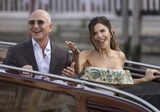V Benátkách probíhá třídenní svatební oslava amerického miliardáře a zakladatele internetového obchodního domu Amazon Jeffa Bezose a novinářky a televizní moderátorky Lauren Sánchezové.