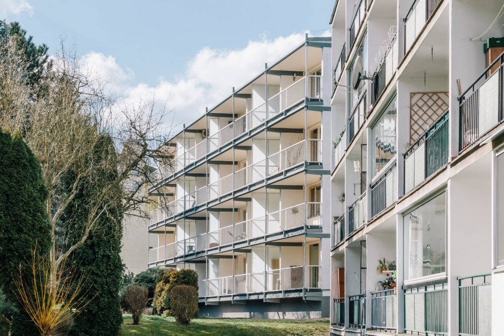 Lodžie obtížně využitelné hloubky 1,1 metru architekti pomocí konzolové konstrukce rozšířili přibližně na dva metry. Každý byt má nyní jednu souvislou lodžii namísto dvou menších.
