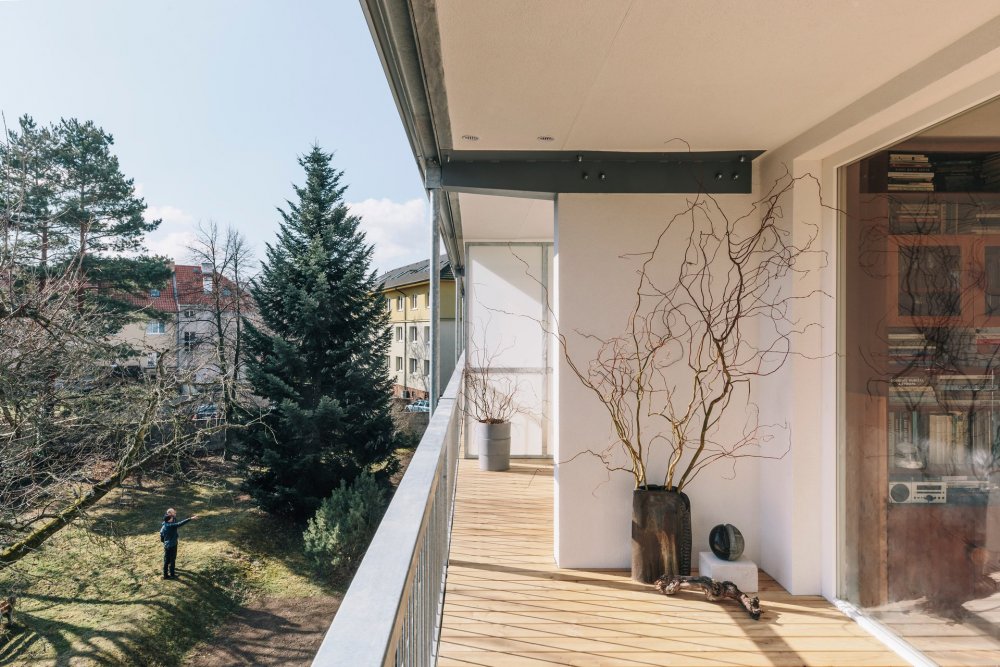 Lodžie obtížně využitelné hloubky 1,1 metru architekti pomocí konzolové konstrukce rozšířili přibližně na dva metry. Každý byt má nyní jednu souvislou lodžii namísto dvou menších.