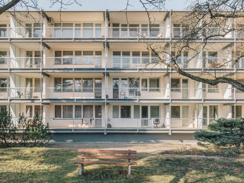Lodžie obtížně využitelné hloubky 1,1 metru architekti pomocí konzolové konstrukce rozšířili přibližně na dva metry. Každý byt má nyní jednu souvislou lodžii namísto dvou menších.