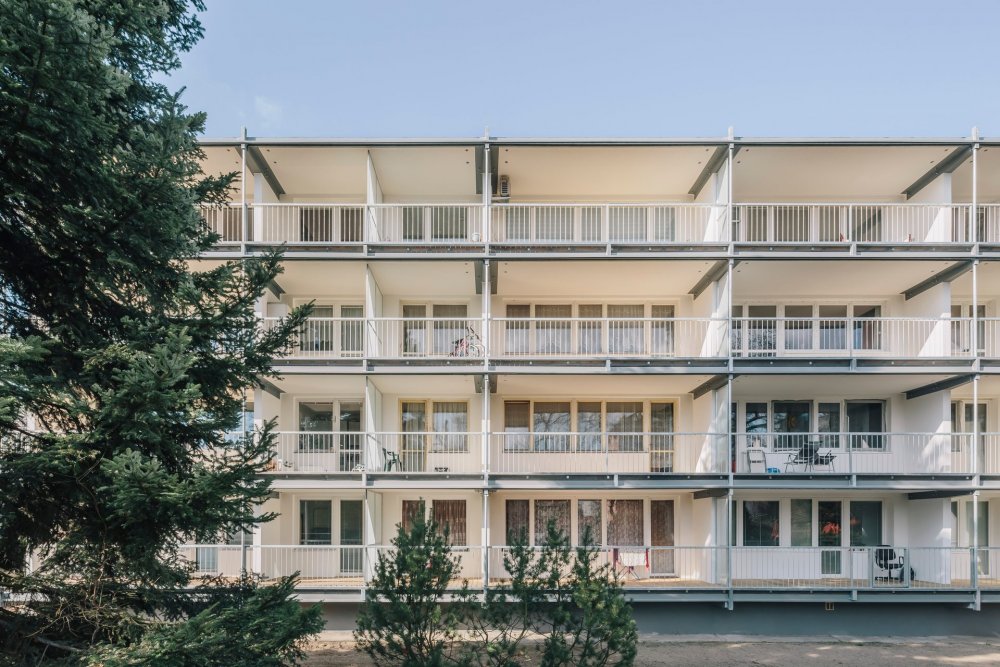 Lodžie obtížně využitelné hloubky 1,1 metru architekti pomocí konzolové konstrukce rozšířili přibližně na dva metry. Každý byt má nyní jednu souvislou lodžii namísto dvou menších.