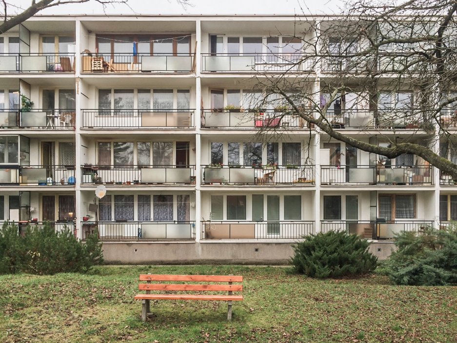 Lodžie obtížně využitelné hloubky 1,1 metru architekti pomocí konzolové konstrukce rozšířili přibližně na dva metry. Každý byt má nyní jednu souvislou lodžii namísto dvou menších.