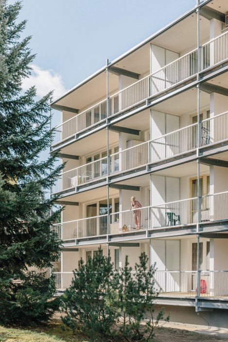 Lodžie obtížně využitelné hloubky 1,1 metru architekti pomocí konzolové konstrukce rozšířili přibližně na dva metry. Každý byt má nyní jednu souvislou lodžii namísto dvou menších.