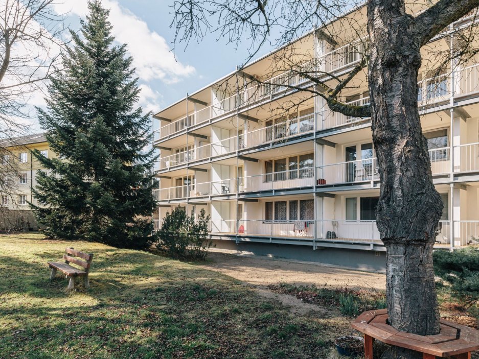 Lodžie obtížně využitelné hloubky 1,1 metru architekti pomocí konzolové konstrukce rozšířili přibližně na dva metry. Každý byt má nyní jednu souvislou lodžii namísto dvou menších.