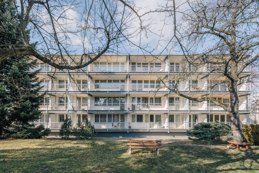 Lodžie obtížně využitelné hloubky 1,1 metru architekti pomocí konzolové konstrukce rozšířili přibližně na dva metry. Každý byt má nyní jednu souvislou lodžii namísto dvou menších.