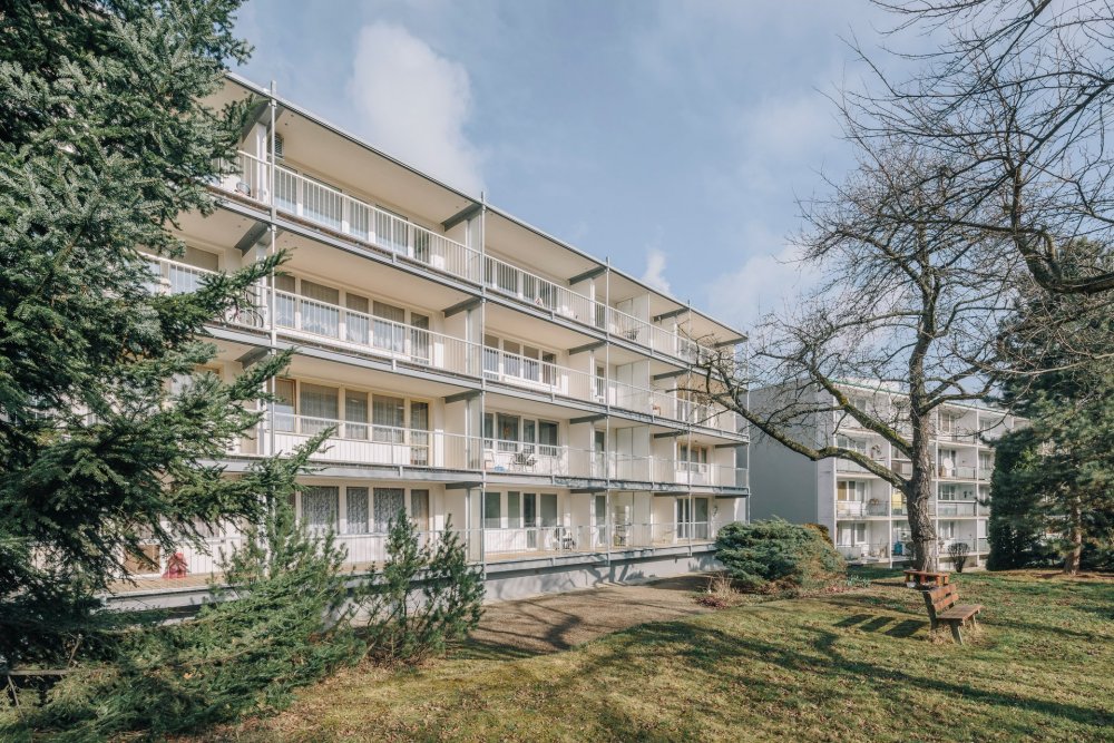 Lodžie obtížně využitelné hloubky 1,1 metru architekti pomocí konzolové konstrukce rozšířili přibližně na dva metry. Každý byt má nyní jednu souvislou lodžii namísto dvou menších.