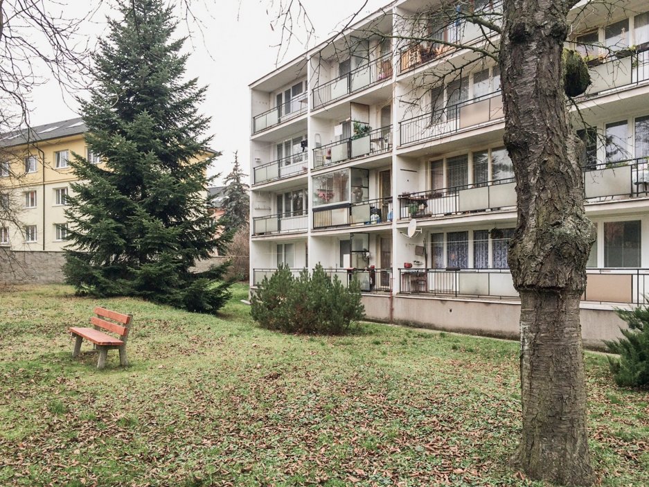 Lodžie obtížně využitelné hloubky 1,1 metru architekti pomocí konzolové konstrukce rozšířili přibližně na dva metry. Každý byt má nyní jednu souvislou lodžii namísto dvou menších.