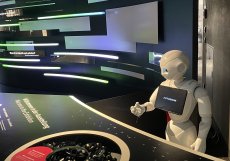 Hlavní, stálá expozice se zaměřuje na otázku „Jak chceme žít?“. Muzeum zahájilo provoz v září 2019 a rázem se stalo jedním z pěti nejnavštěvovanějších muzeí v Berlíně. Za necelých šest let od otevření si jej prohlédly již tři miliony návštěvníků a k zájmu nepřispívá jen vstup zdarma. 